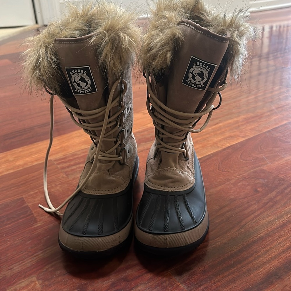 Rugged Exposure Thermolite lines women’s snow Boots. Never worn. Size 7
